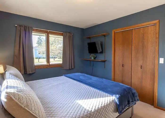 Family Home W/ 2 King, 2 Queen Beds + Game Room Bemidji
