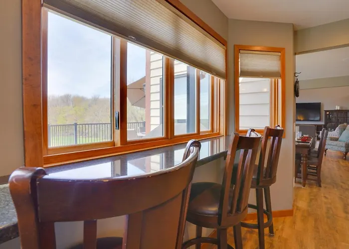 Expansive Retreat On 5 Acres In Shakopee! Villa