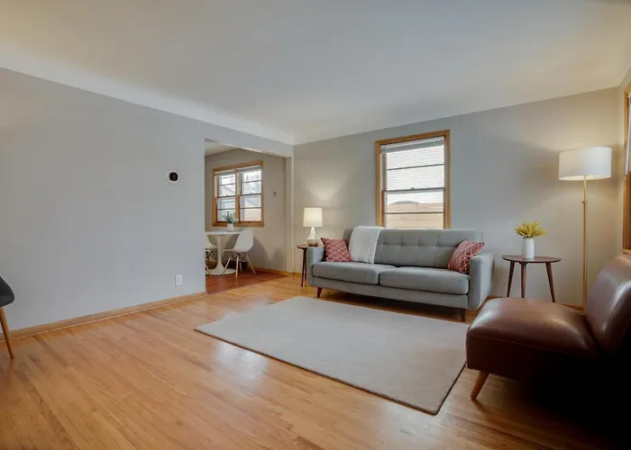 Quaint Duplex Home About 4 Mi To Downtown Minneapolis