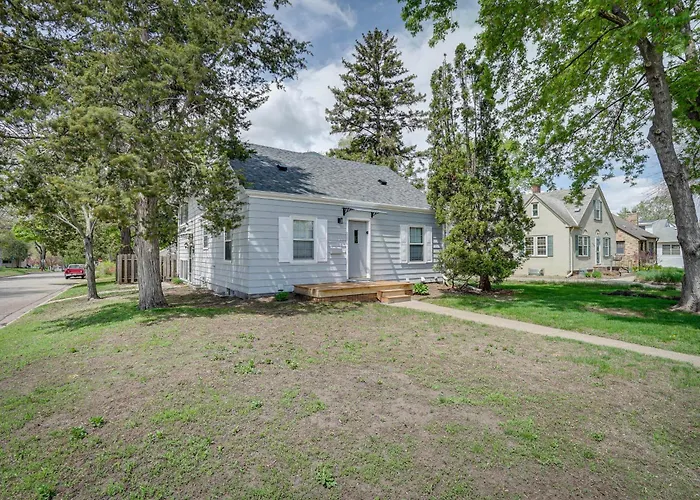 Spacious Minneapolis Home Rental: 8 Mi To Downtown