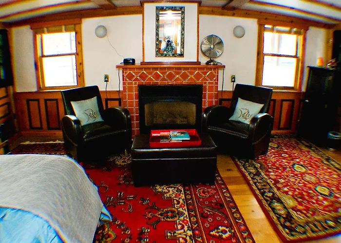 The Covington Houseboat Bed & Breakfast Saint Paul