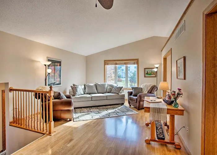 Suburban Gem With Yard And Deck 5Mi From Dtwn Rochester!